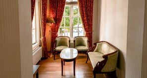 Suite, 1 Double Bed, Bathtub, Garden View