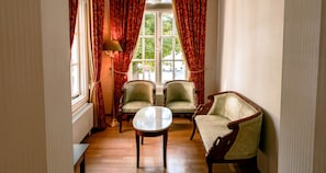 Suite, 1 Double Bed, Bathtub, Garden View