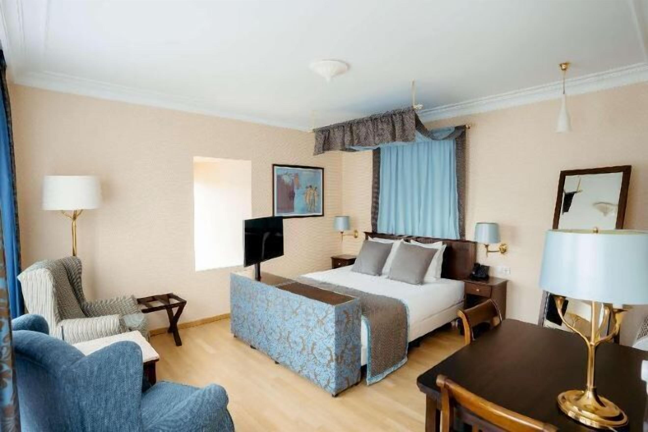Minibar, brankas, meja kerja, dan Wi-Fi gratis