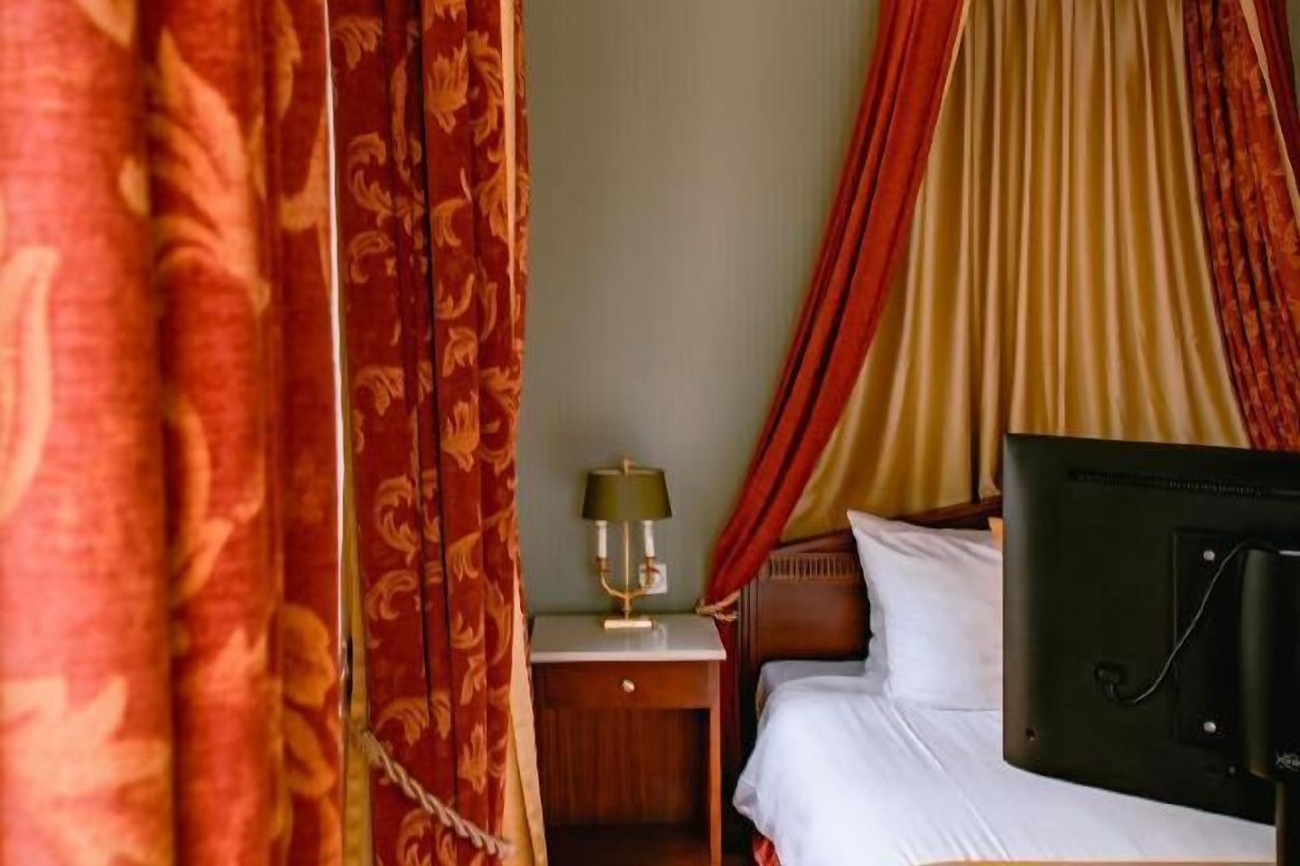 Minibar, in-room safe, desk, free WiFi