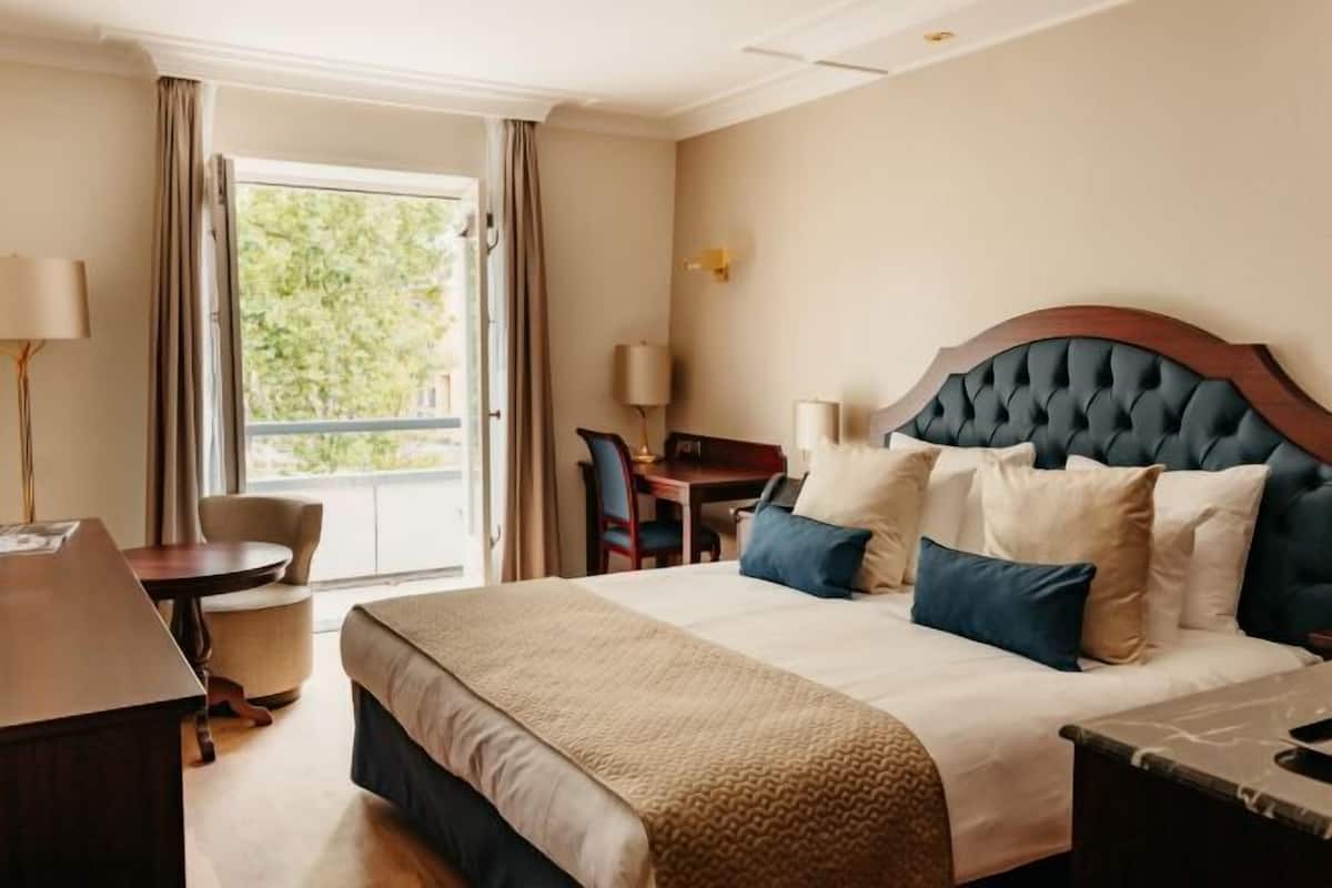 Minibar, in-room safe, desk, WiFi (free)