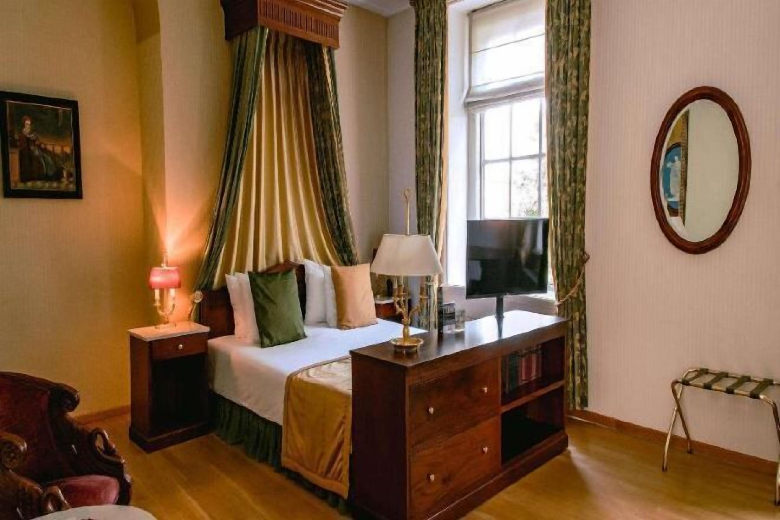 Minibar, in-room safe, desk, free WiFi