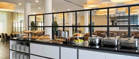 Frukostbuffé varje dag (EUR 18 per person)