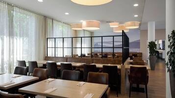 Petit déjeuner buffet (18 EUR par personne)