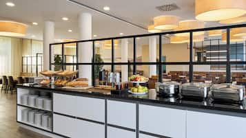 朝食 (ビュッフェ)、毎日提供 (1 名様 18 EUR)