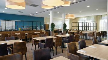 Tägliches Frühstücksbuffet (18 EUR pro Person)