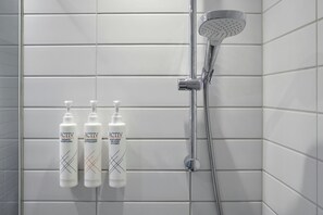 Shower, eco-friendly toiletries, hair dryer, towels - Four Points Flex by Sheraton Goettingen (Goettingen)