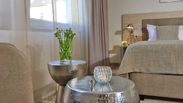 Habitación superior | Ropa de cama hipoalergénica, caja fuerte, escritorio y cortinas opacas