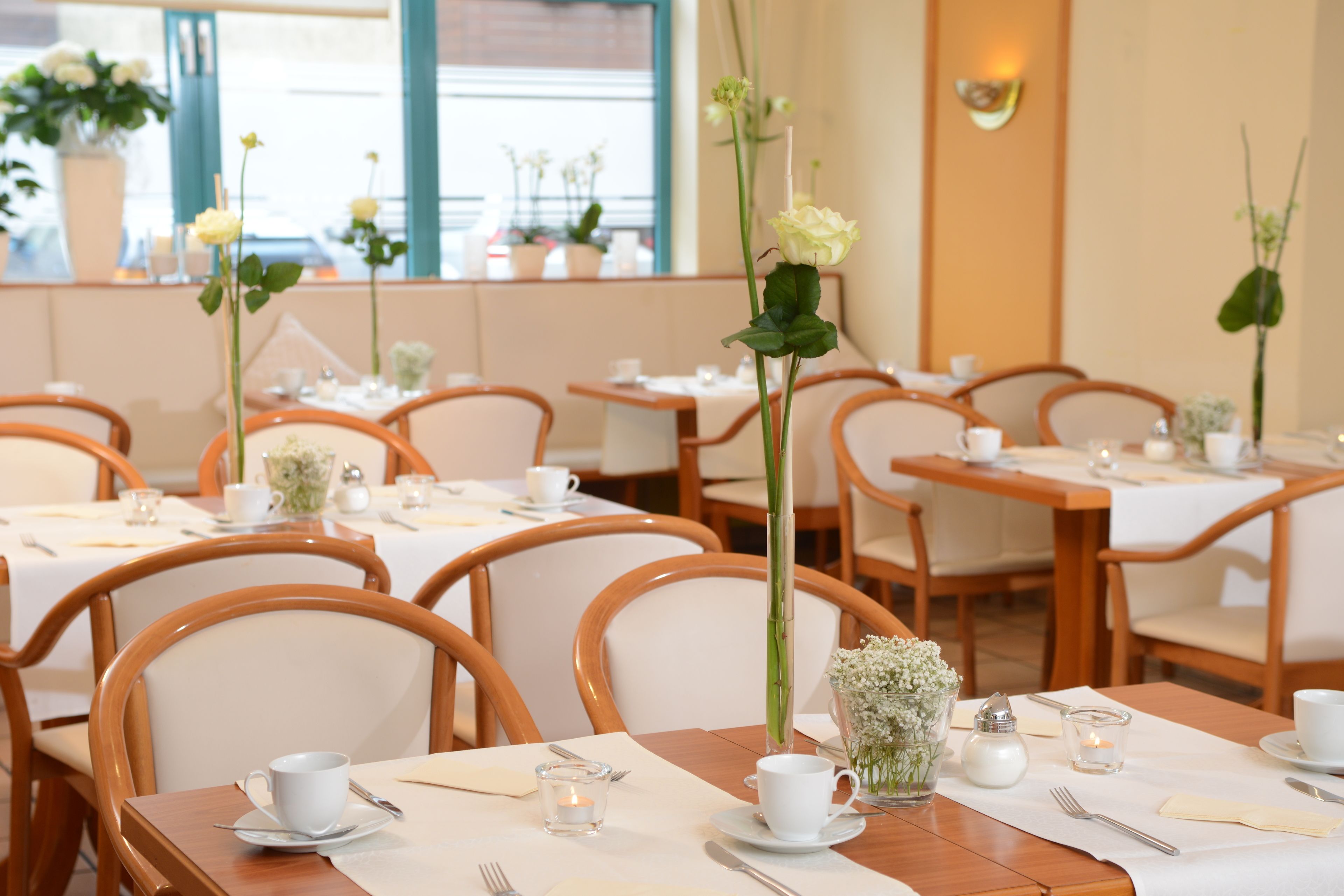 Petit déjeuner buffet (4.80 EUR par personne)