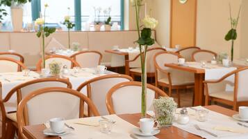 Desayuno buffet diario (EUR 4.80 por persona)