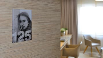 Habitación superior | Ropa de cama hipoalergénica, caja fuerte, escritorio y cortinas opacas