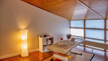 Kroppsbehandlingar, aromaterapi och massage med varma stenar