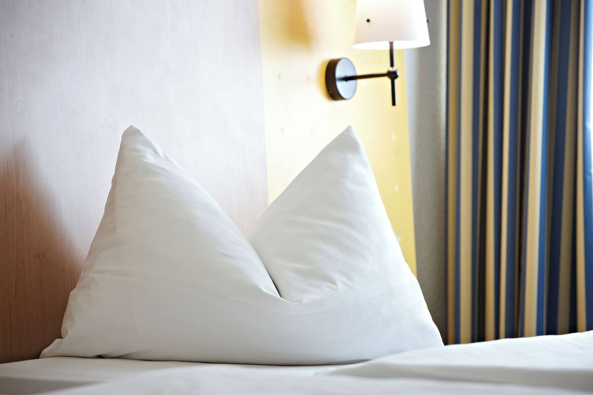 standard room | desk, soundproofing, free cots/infant beds, free wifi