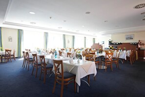 Daily buffet breakfast (EUR 17 per person) - IntercityHotel Stralsund (Stralsund)