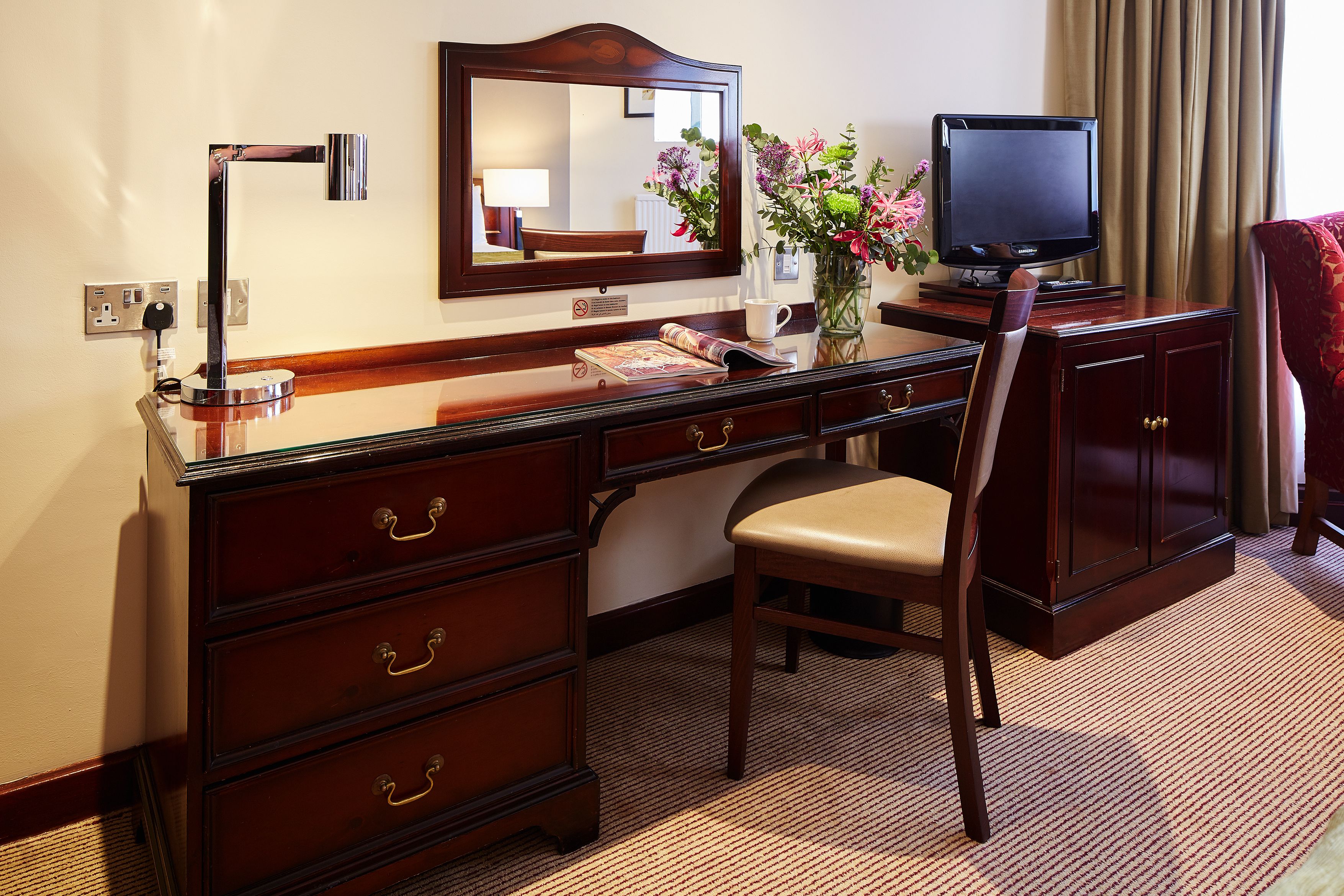 classic double room, 1 double bed | in-room business centre