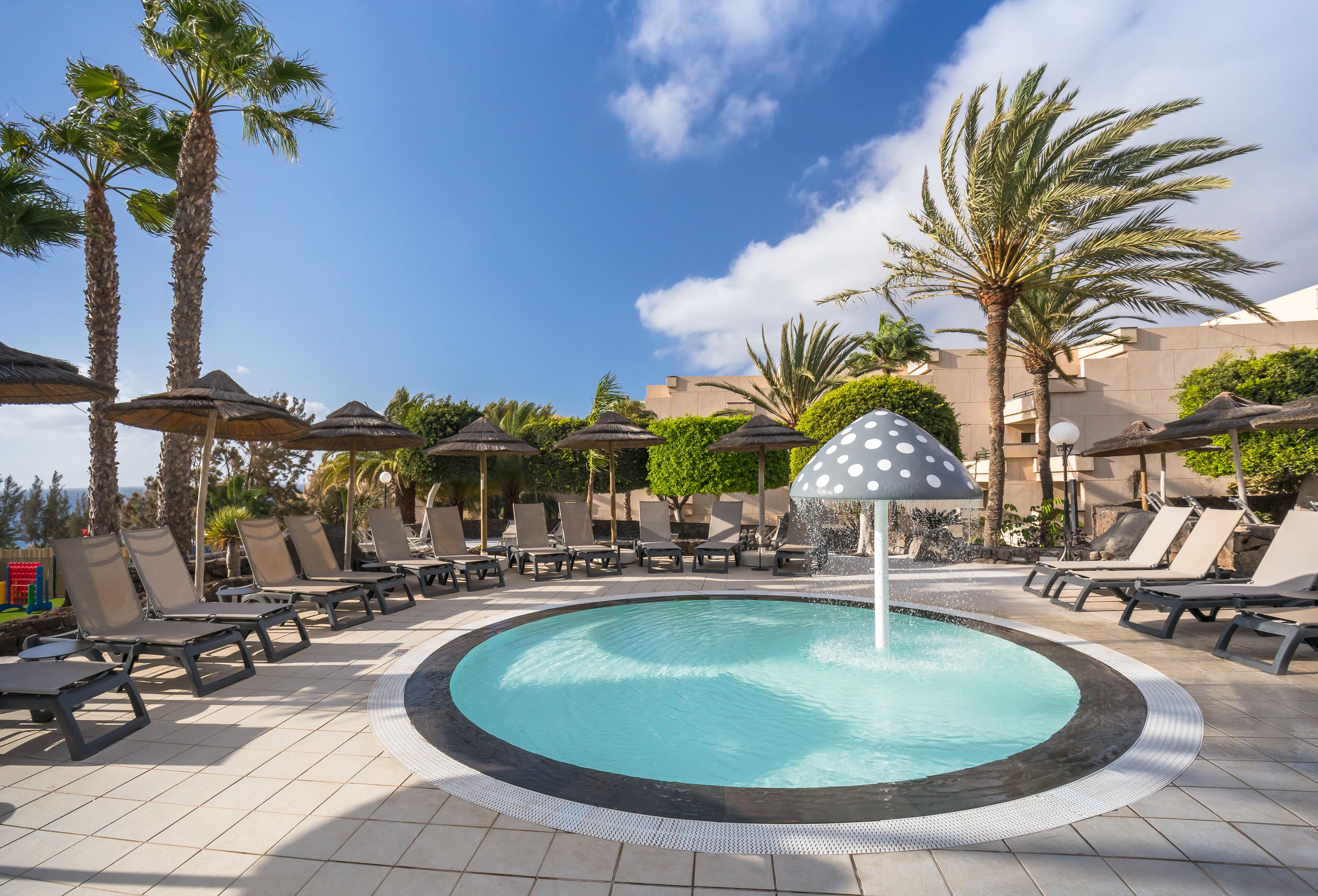 9 buitenzwembaden, parasols bij het zwembad en ligstoelen