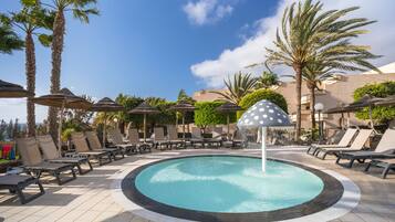 9 buitenzwembaden, parasols bij het zwembad en ligstoelen