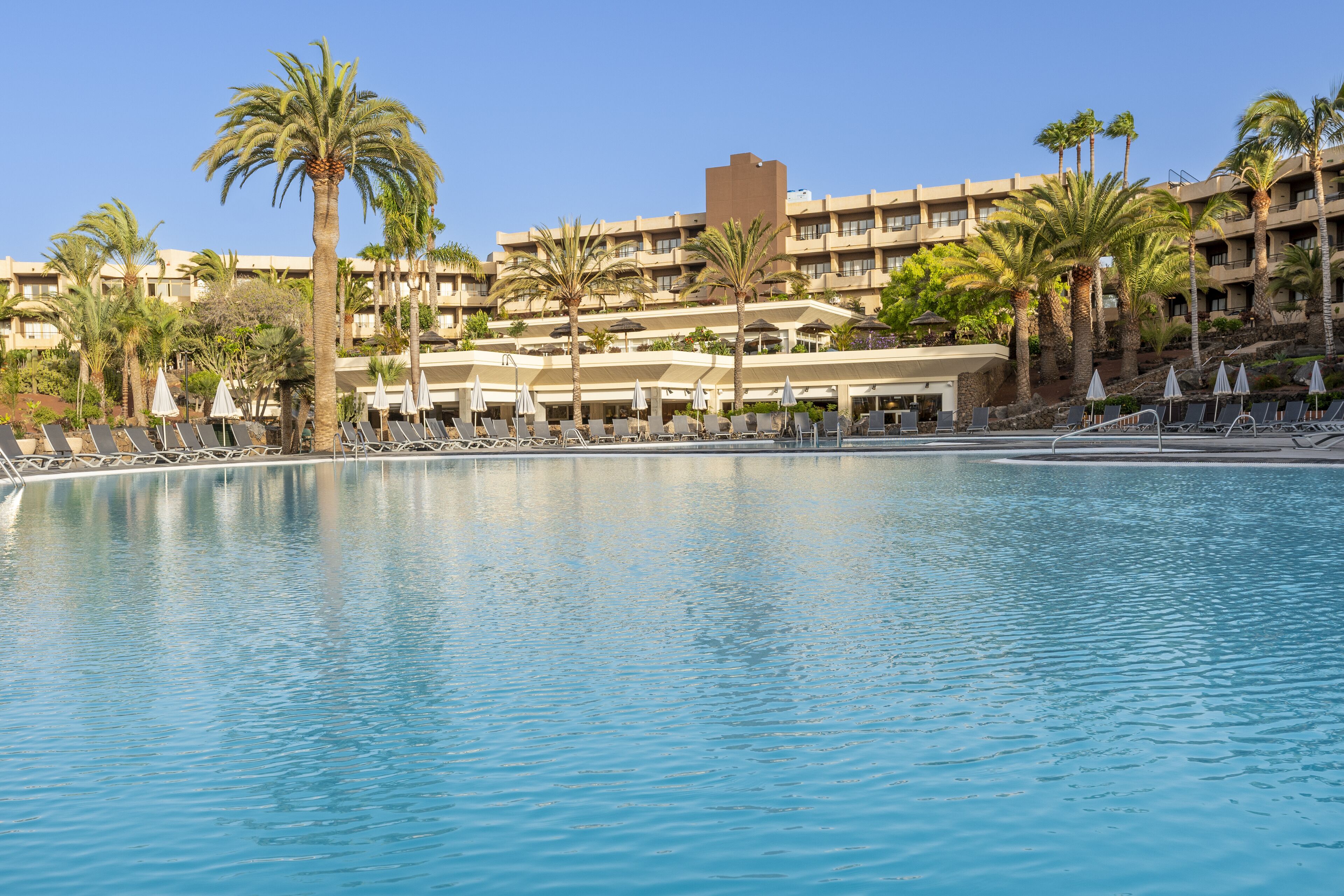 9 outdoor pools, pool umbrellas, sun loungers