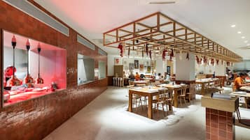 Hi ha 5 restaurants i s'hi serveixen esmorzars; plats de cuina Tex-Mex