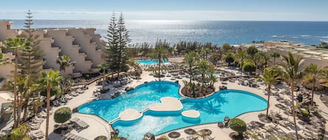 9 piscinas al aire libre, sombrillas, sillones reclinables de piscina