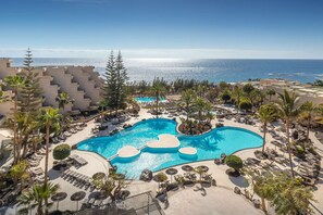 9 outdoor pools, pool umbrellas, sun loungers - Barcelo Lanzarote Active Resort (Teguise)