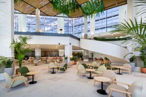 4 bars/lounges, 2 poolside bars
