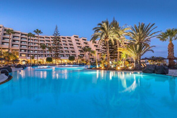 9 piscines extérieures, parasols de plage, chaises longues