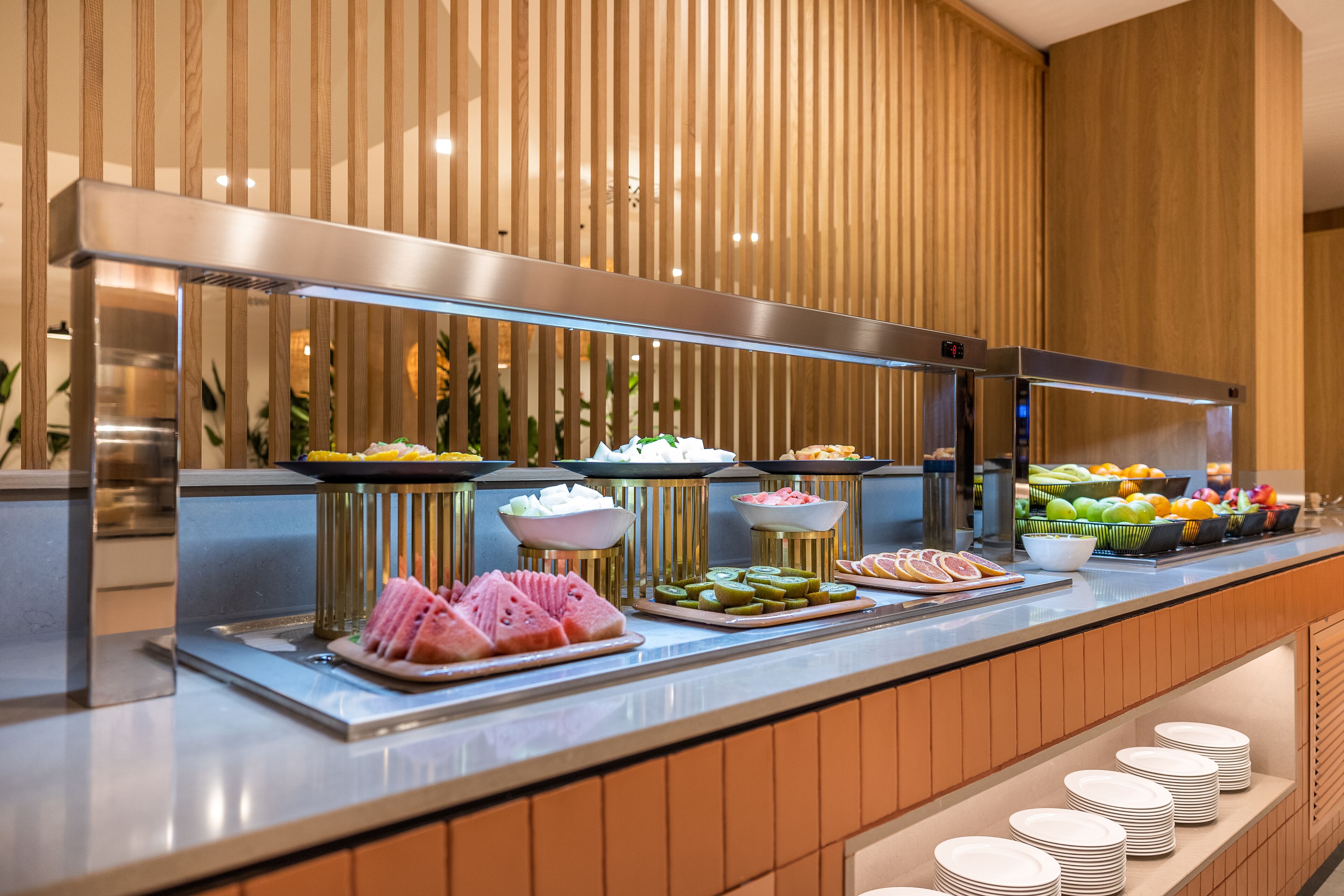 Un buffet proposant une variété de plats et un appareil en acier inoxydable.