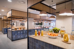 5 restaurants, breakfast, lunch, dinner served; Tex-Mex cuisine