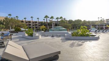 9 piscines extérieures, parasols de plage, chaises longues