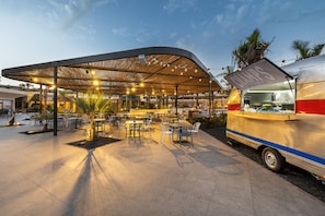 4 bars/lounges, 2 poolside bars