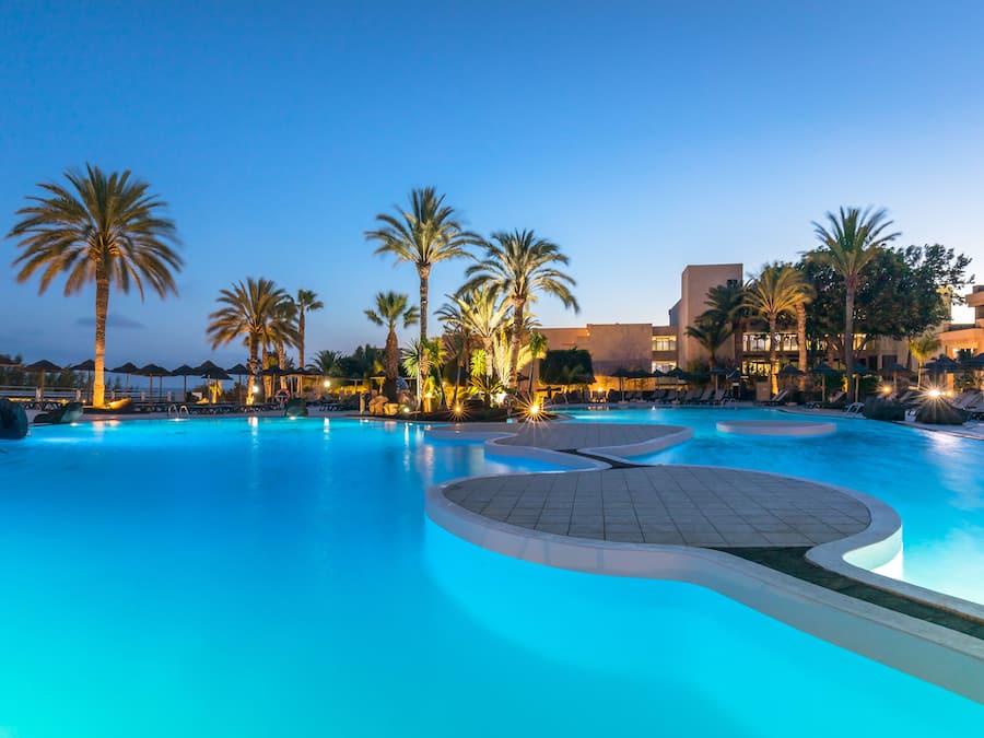 9 AuĂenpools, Sonnenschirme, LiegestĂŒhle