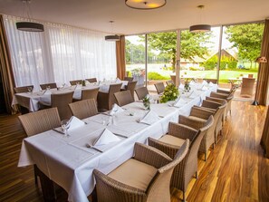 Se sirven desayunos y cenas, cocina internacional