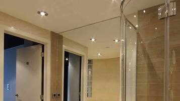 Deluxe suite | Badkamer | Een bad/douchecombinatie, een haardroger, handdoeken