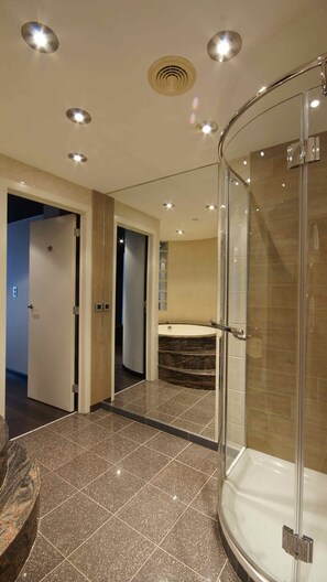 Deluxe Suite | Bathroom | Combined shower/tub, hair dryer, towels - De Keyser Hotel (Antwerp)