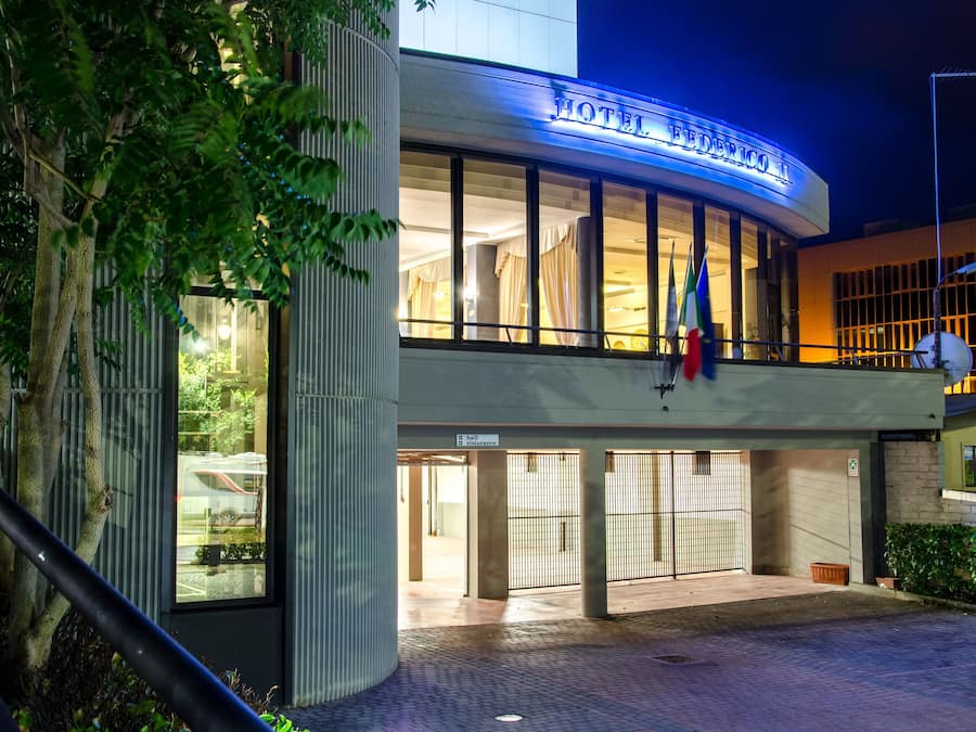 Depan hartanah - siang/malam