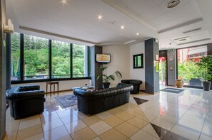 Coin salon dans le hall