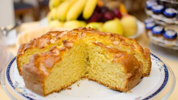 Ein Stück Kuchen auf einem Teller mit floralem Muster.