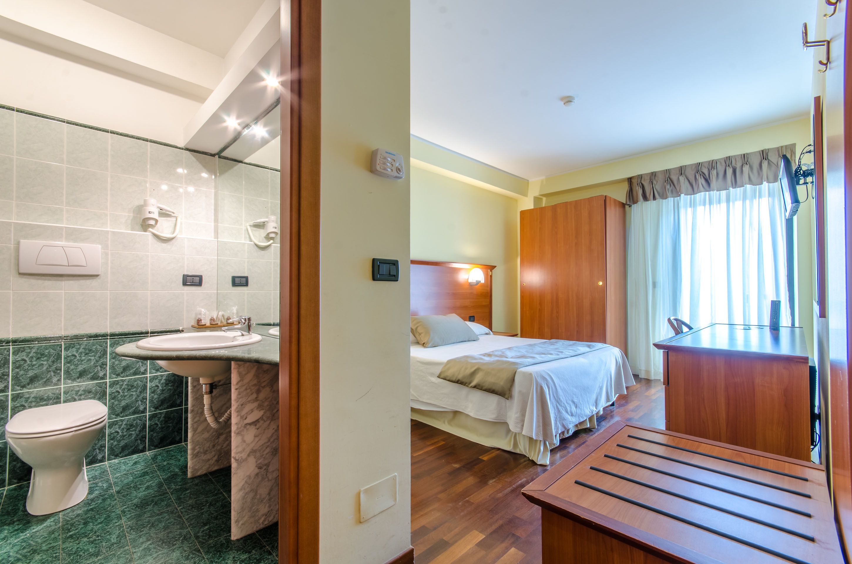 standard room | pillow-top beds, minibar, in-room safe, desk