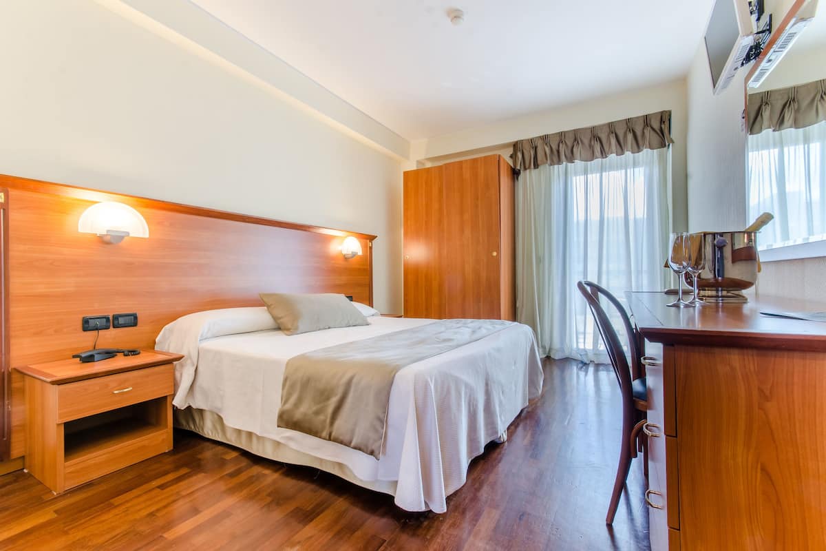 double room | pillow-top beds, minibar, in-room safe, desk
