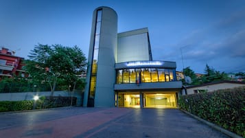 Fachada del alojamiento - Noche