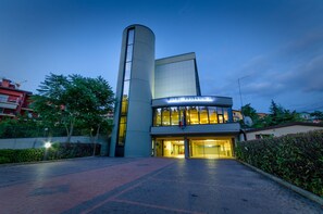 Façade de l’hébergement  – soirée/nuit