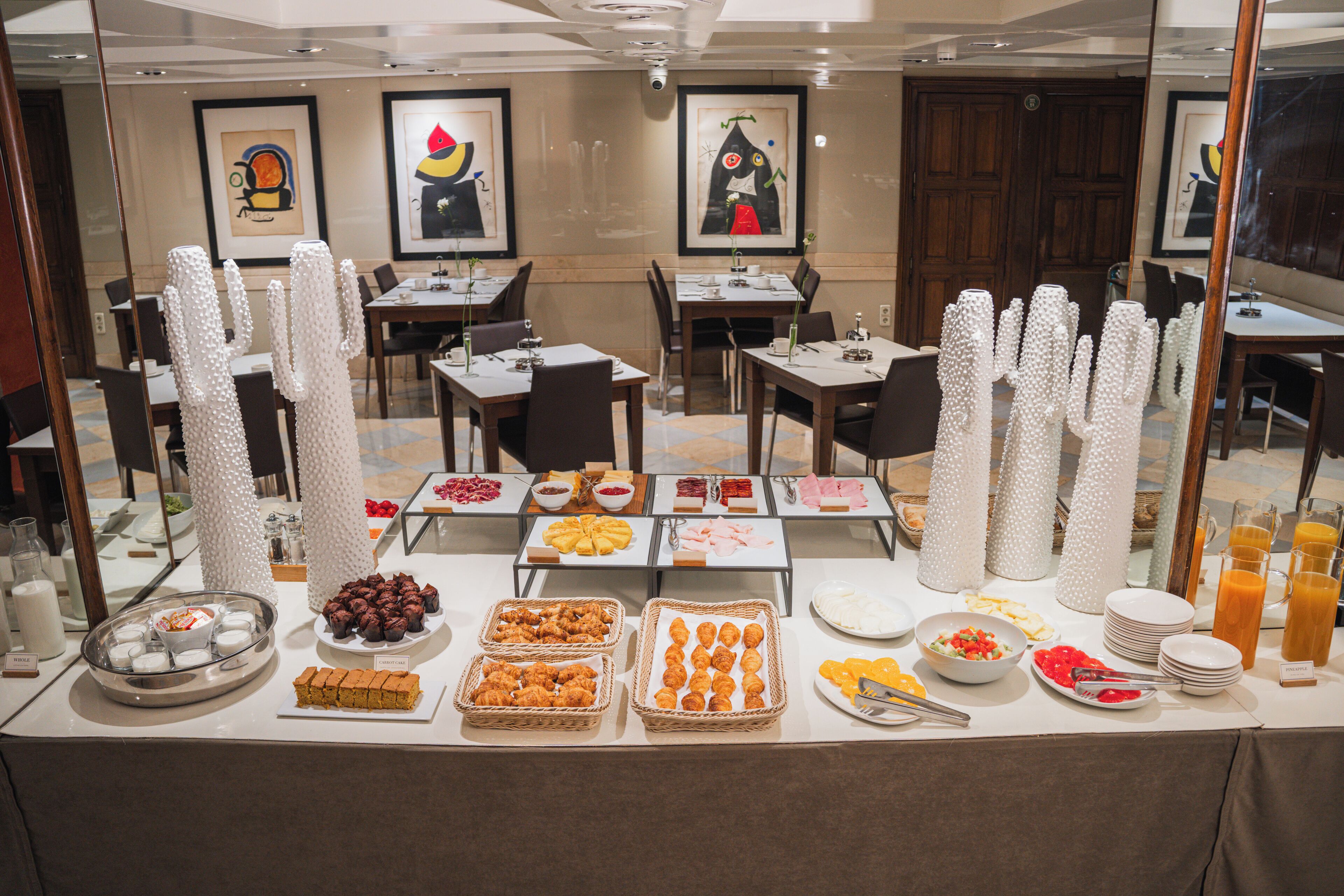 朝食 (ビュッフェ)、毎日提供 (1 名様 24.20 EUR)