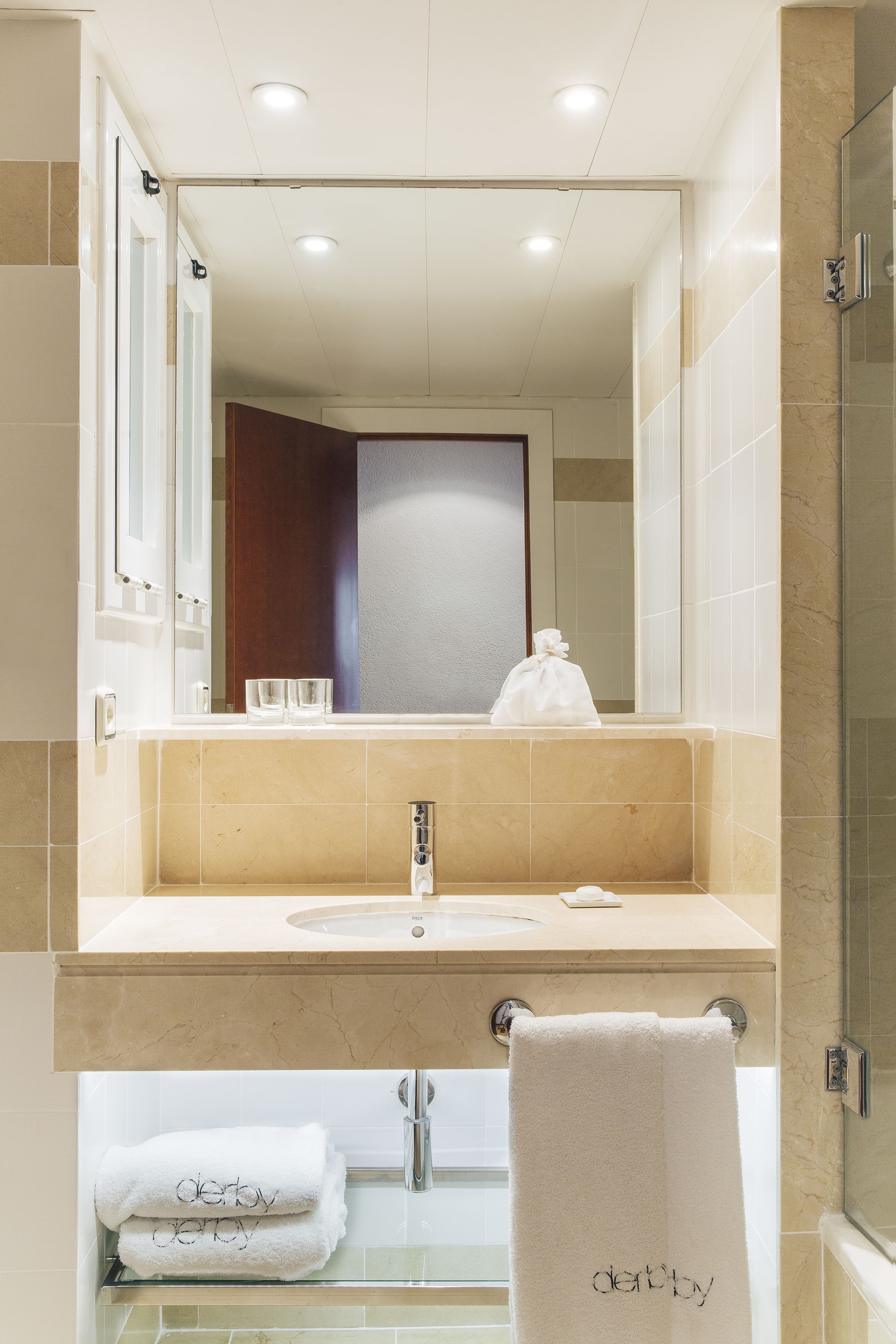 single room | bathroom | free toiletries, hair dryer, slippers, towels