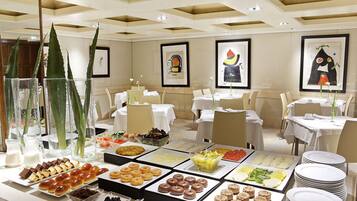 Se ofrece un desayuno bufé (24.20 EUR por persona)