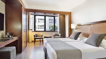 Minibar, két bảo mật tại phòng, bàn