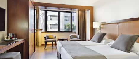 Minibar, coffres-forts dans les chambres, bureau