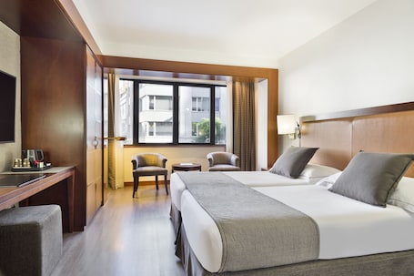 Minibar, in-room safe, desk, laptop workspace. Hotel Balmoral