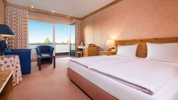 Zimmersafe, Schreibtisch, Bügeleisen/Bügelbrett, kostenlose Babybetten