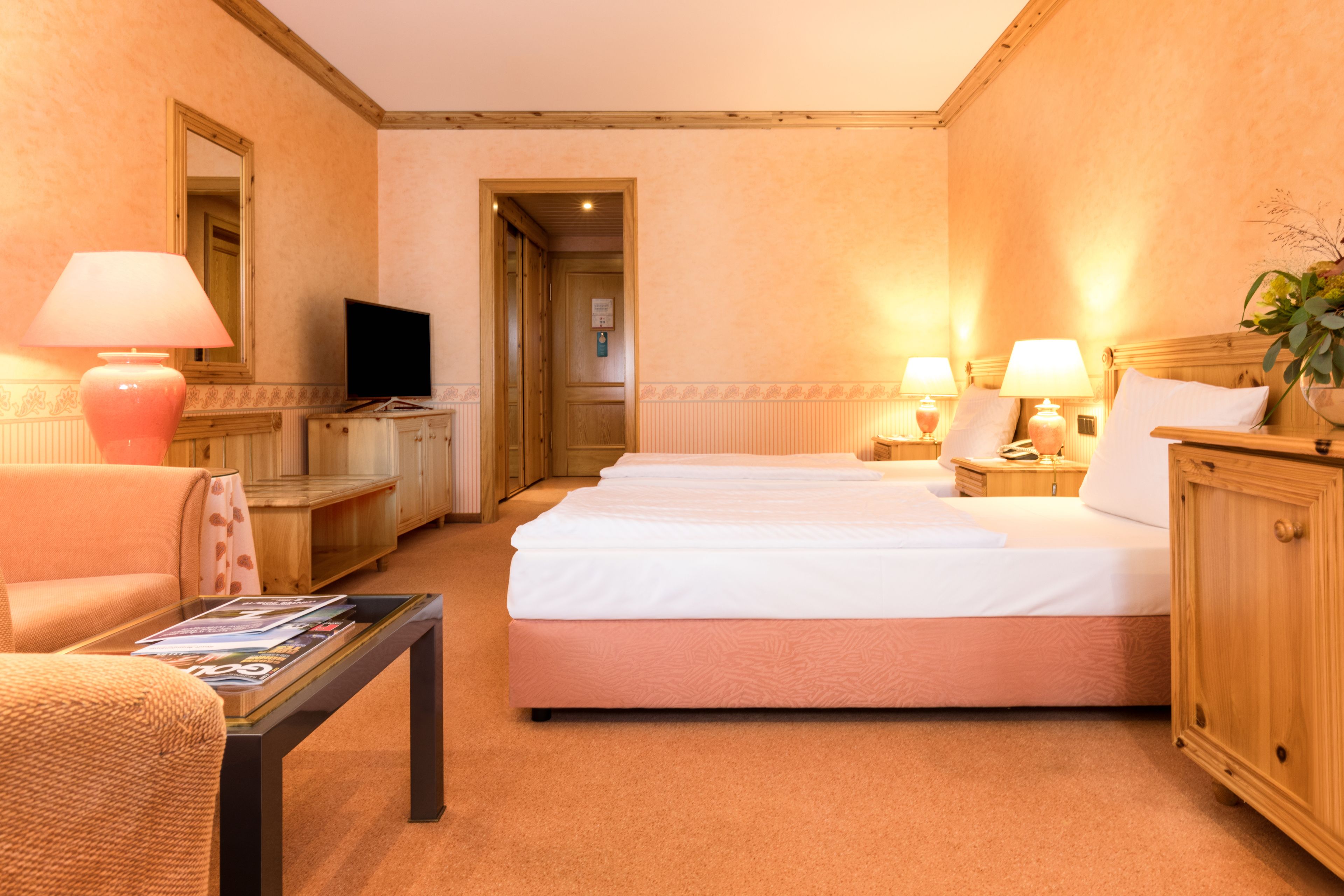 single room, golf view | minibar, in-room safe, desk, iron/ironing board